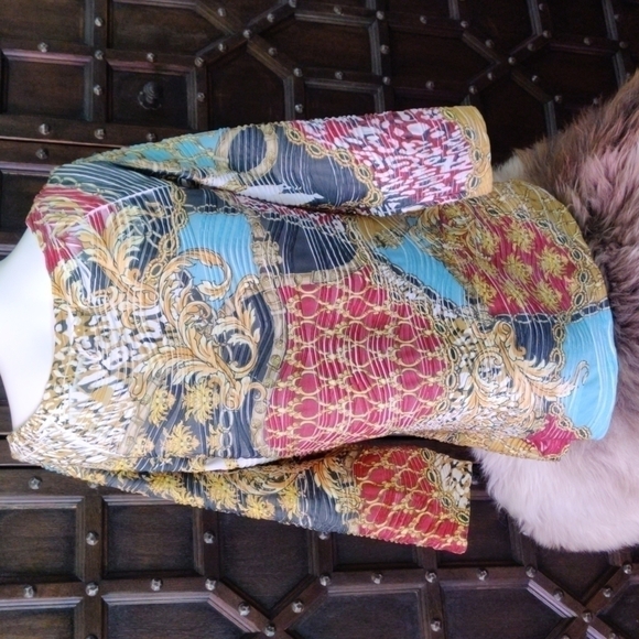 REALLY cool shirt, material is hard to explain size XL super soft and comfy - Picture 6 of 7